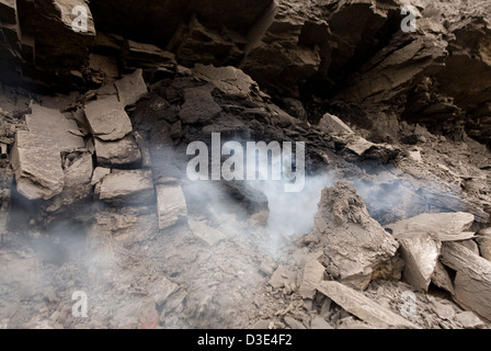 Domaine DU CHARBON WUDA, WU HAI, Mongolie intérieure, CHINE - AOÛT 2007 : un petit feu brûle du charbon près de la surface. Banque D'Images