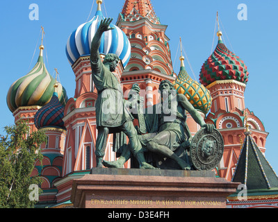 Le monument de minine et Pojarski en face de la Cathédrale Saint Basil's à la place Rouge à Moscou, Russie Banque D'Images