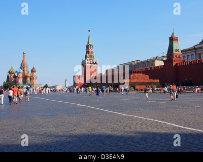 La place Rouge à Moscou, Russie, avec Kremlin, le Sauveur Spasskaya Bashnya, le mausolée de Lénine, et la la cathédrale de Saint Basil Banque D'Images