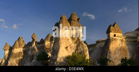 Panorama de cheminées de fées phallique dans la lumière dorée au coucher du soleil dans la vallée de Pasabag Nevsehir Cappadoce Turquie Moines Banque D'Images