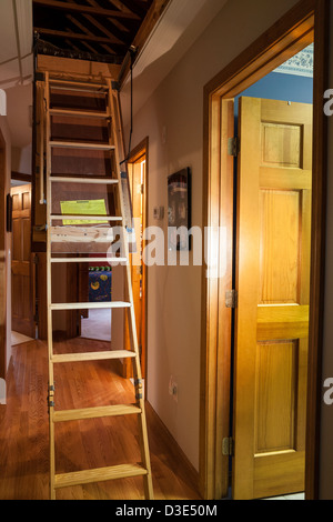 Tirez vers le bas escaliers de grenier, trappe dans le couloir du quartier résidentiel Maison, USA Banque D'Images