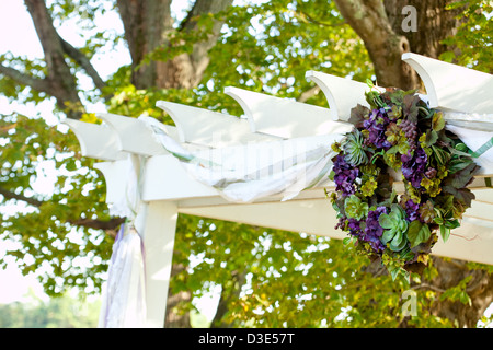 Modifier mariage en plein air, vert et violet couronne de succulentes Banque D'Images