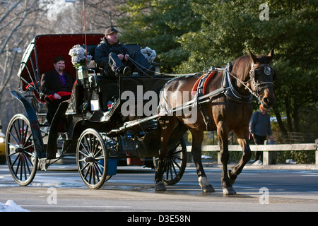 La Calèche aussi connu comme un beau Cab voyageant au nord le long de la route de l'est à New York City's Central Park. Banque D'Images