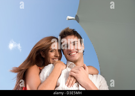 Young couple smiling at the camera Banque D'Images