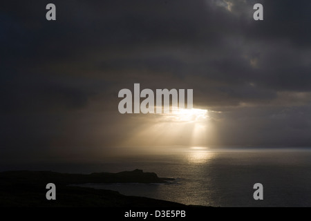 Île de Eigg, ÉCOSSE - 30 octobre 2007 : La dernière du soleil est sur le point de disparaître pendant plusieurs jours derrière les nuages et la pluie. Photo de Mike Goldwater Banque D'Images