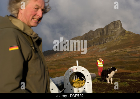 Île de Eigg, ÉCOSSE - 30 octobre 2007 : John Booth vient d'aider comme Joe Brown, de l'énergie renouvelée, prévoit de mettre en place les éoliennes. Banque D'Images