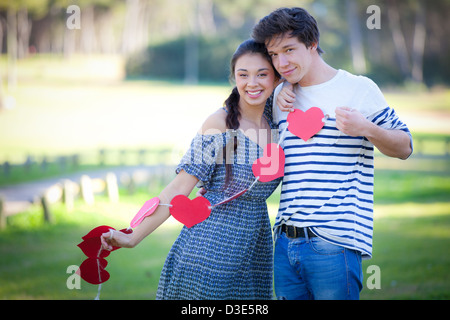 Happy valentines day amour couple avec valentine hearts Banque D'Images