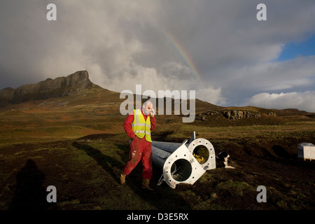 Île de Eigg, ÉCOSSE - 30 octobre 2007 : Joe Brown, l'un de l'équipe de deux hommes de l'érection est renouvelé de l'énergie quatre 6KW d'énergie éoliennes éprouvées. Banque D'Images