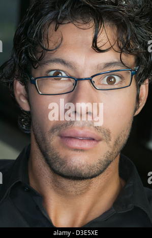 Jeune homme avec l'expression du visage étrange Banque D'Images