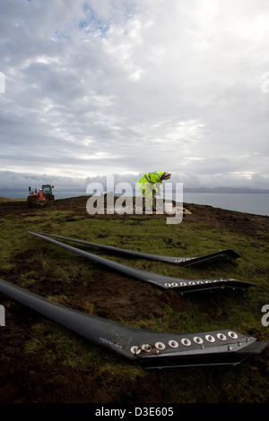 Île de Eigg, ÉCOSSE - 30 octobre 2007 : Wind turbine blades se coucher sur le sol avant d'être vissé sur la tête de l'éolienne. Banque D'Images