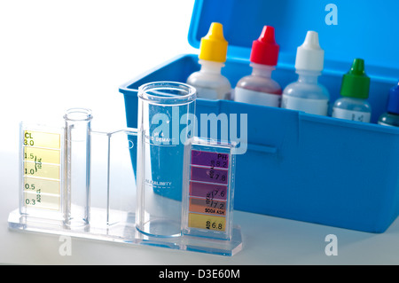 Piscine kit de test pour tester les niveaux de produits chimiques. Banque D'Images