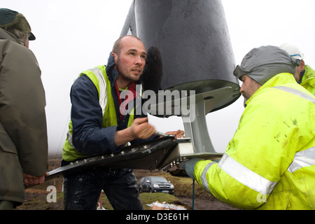 Île de Eigg, ÉCOSSE - 30 octobre 2007 : Joe Brown attache de l'un des trois pales à la première turbine head. Banque D'Images