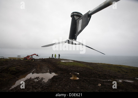 Île de Eigg, ÉCOSSE - 30 octobre 2007 : la première éolienne terminé est prêt à être ramené jusqu'à l'équipe l'Assemblée générale plan de la deuxième turbine. Banque D'Images