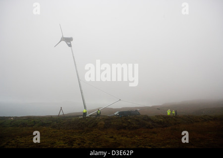 Île de Eigg, ÉCOSSE - 30 octobre 2007 : la première achevée de l'éolienne s'être ramené à la hausse et est presque en position. Banque D'Images