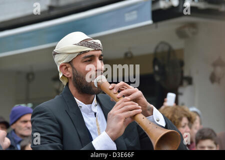 Artiste de rue joue au cours de flûte commémorations de l'indépendance, Pristina, Kosovo, le dimanche 17 février, 2013. Le Kosovo a déclaré son indépendance en 2008 et célèbre son cinquième anniversaire le 17 février 2013. Banque D'Images
