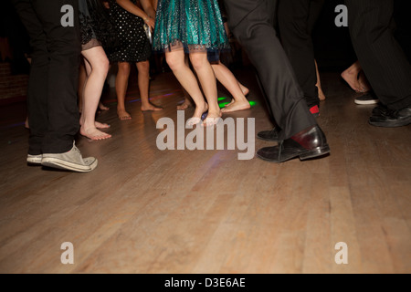 Les adolescents dansant sur pieds plancher de danse en bois, haute école de danse partie. Banque D'Images