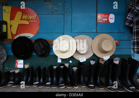 Chapeaux et bottes pour la vente, la petite boutique dans la ville de Rio Sereno, Panama Banque D'Images