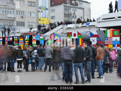 Les jeunes gens célébrer par la sculpture extérieure par Fisnik Ismajli composé de 3 mètres de haut, la lecture des lettres de métal "New Born" au cours de la fête de l'indépendance, Pristina, Kosovo, le dimanche 17 février, 2013. Le Kosovo a déclaré son indépendance en 2008 et célèbre son cinquième anniversaire le 17 février 2013. Banque D'Images