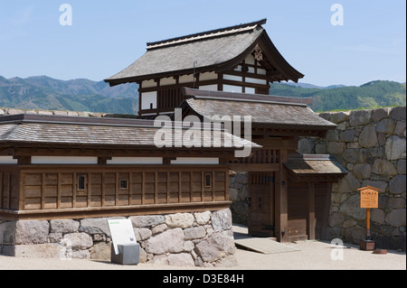 À l'intérieur du château vue d'Kita-Akazumon couverts récemment restaurés à la porte du château historique de Matsushiro dans la préfecture de Nagano. Banque D'Images