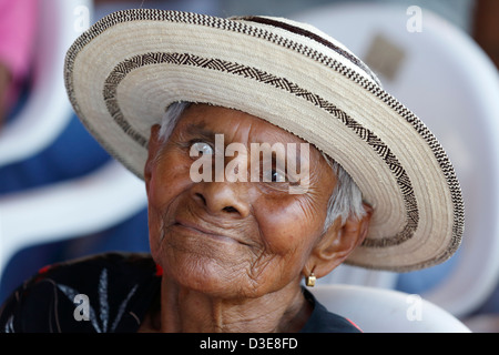 Femme portant un chapeau de Panama, La Pintada, Panama Banque D'Images
