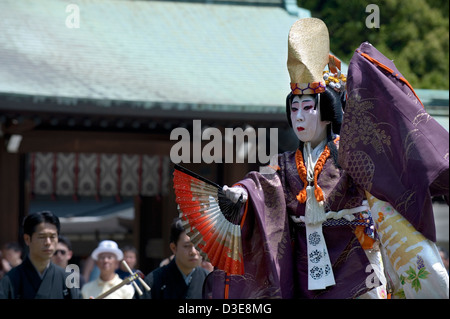 Homme habillé en kimono femme perruque avec ventilateur pliage portefeuille effectue la danse traditionnelle appelée Hogaku à Meiji Jingu, Tokyo Banque D'Images