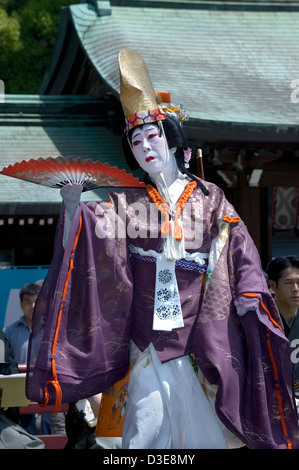 Homme habillé en kimono femme perruque avec ventilateur pliage portefeuille effectue la danse traditionnelle appelée Hogaku à Meiji Jingu, Tokyo Banque D'Images