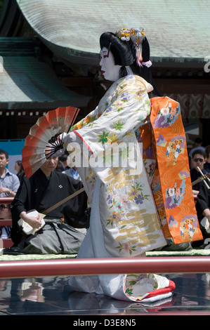 Homme habillé en kimono femme perruque avec ventilateur pliage portefeuille effectue la danse traditionnelle appelée Hogaku à Meiji Jingu, Tokyo Banque D'Images