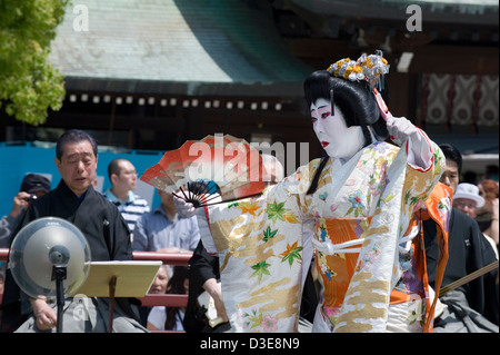 Homme habillé en kimono femme perruque avec ventilateur pliage portefeuille effectue la danse traditionnelle appelée Hogaku à Meiji Jingu, Tokyo Banque D'Images