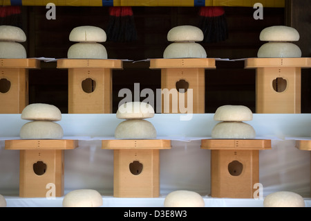 Des offrandes de gâteaux de riz mochi empilées est appelé kagamimochi, ou mochi miroir, vu ici à l'Impériale Meiji Jingu à Tokyo. Banque D'Images