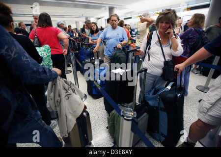Longue file à l'aéroport international de Miami check-in Banque D'Images