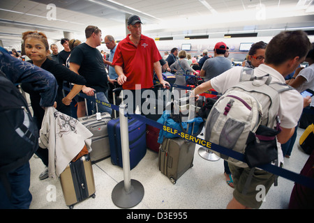 Longue file à l'enregistrement à l'aéroport de Miami Banque D'Images
