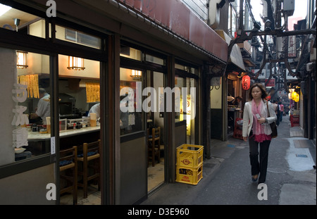 Inchangé depuis 1950 une ruelle étroite appelée Omoide Yokocho, ou Memory Lane, à Shinjuku, Tokyo est remplie de petits restaurants Banque D'Images