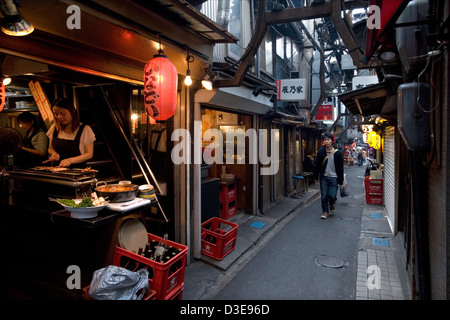 Inchangé depuis 1950 une ruelle étroite appelée Omoide Yokocho, ou Memory Lane, à Shinjuku, Tokyo est remplie de petits restaurants Banque D'Images