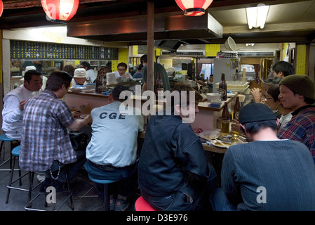 Inchangé depuis 1950 une ruelle étroite appelée Omoide Yokocho, ou Memory Lane, à Shinjuku, Tokyo est remplie de petits restaurants Banque D'Images