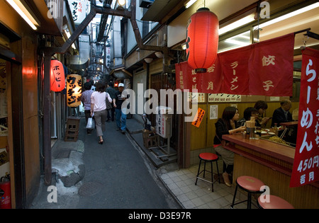 Inchangé depuis 1950 une ruelle étroite appelée Omoide Yokocho, ou Memory Lane, à Shinjuku, Tokyo est remplie de petits restaurants Banque D'Images