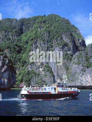 Bateau d'excursion dans la baie de Ton Sai, Koh Phi Phi Don, Phi Phi Island, province de Krabi, Thaïlande Banque D'Images