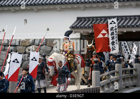 Samurai Warriors portant des armures traditionnelles crossing moat bridge à Akaganemon Gate au cours de Odawara Hojo Godai Matsuri festival. Banque D'Images