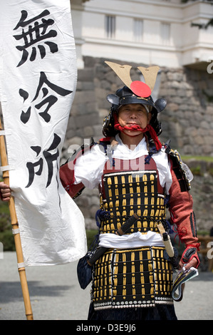 Un vieux samouraï dimanche portant un costume traditionnel de l'armure du guerrier pose pour une photo lors d'un festival au Château d'Odawara. Banque D'Images