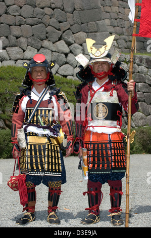 Deux personnes âgées dimanche Samurai Warriors portant un costume d'armure traditionnelles posent pour une photo lors d'un festival au Château d'Odawara. Banque D'Images