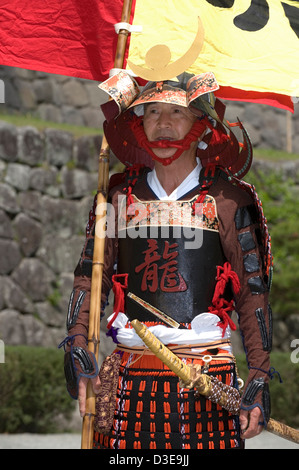 Un vieux guerrier samouraï dimanche portant un costume d'armure traditionnelle pose pour une photo lors d'un festival au Château d'Odawara. Banque D'Images