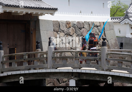 Samurai Warriors portant des armures traditionnelles crossing moat bridge à Akaganemon Gate au cours de Odawara Hojo Godai Matsuri festival. Banque D'Images