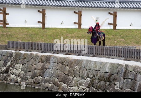 Samurai Warrior portant des armures traditionnelles avec des ailes assis sur le cheval au cours d'Odawara Hojo Godai Matsuri festival au Japon. Banque D'Images