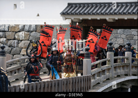 Samurai Warriors portant des armures traditionnelles crossing moat bridge à Akaganemon Gate au cours de Odawara Hojo Godai Matsuri festival. Banque D'Images