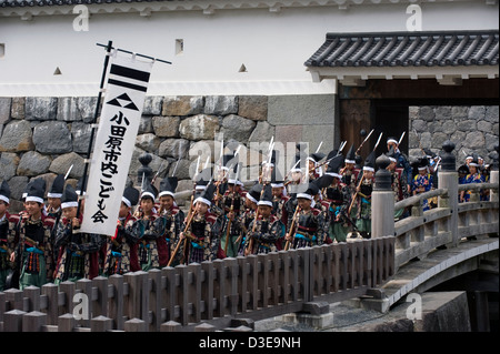 Samurai Warriors portant des costumes traditionnels crossing moat bridge à Akaganemon Gate au cours de Odawara Hojo Godai Matsuri festival Banque D'Images