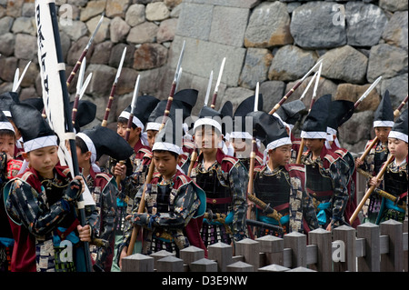 Jeune garçon Samurai Warriors portant des costumes traditionnels de participer à Odawara Hojo Godai Matsuri festival au Château d'Odawara, le Japon. Banque D'Images