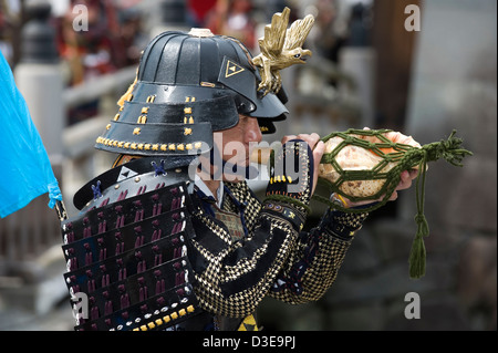 Samurai Warrior portant des armures traditionnelles souffle une horagai conque corne trompette au cours de Odawara Hojo Godai Matsuri festival. Banque D'Images