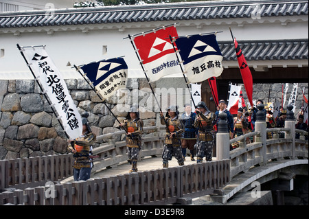 Samurai Warriors portant des armures traditionnelles crossing moat bridge à Akaganemon Gate au cours de Odawara Hojo Godai Matsuri festival. Banque D'Images