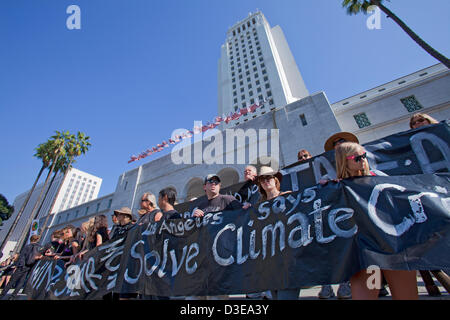 Changement climatique Un rassemblement a eu lieu à Los Angeles le 17 février 2013 et a attiré des centaines de personnes à l'hôtel de ville pour entendre les conférenciers et les organisateurs et leur message pour le président Obama de prendre la 'nation', l'avant en matière de et de dire non à la pipeline Keystone XL. Le rassemblement a eu lieu parallèlement à la Washington DC manifestation tenue le même jour et organisé par 350.Org. Haut-parleurs dans Los Angeles inclus noté Environmentalist Ed Begley Jr., U.S. Rep. Henry Waxman et Los Angeles Conseiller municipal Jose Huizar. Banque D'Images