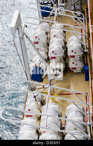 Radeaux de secours stockés dans des conteneurs à bord d'un navire de croisière Banque D'Images