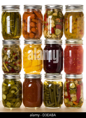 Une pile de fruits et légumes en conserve dans des bocaux Banque D'Images